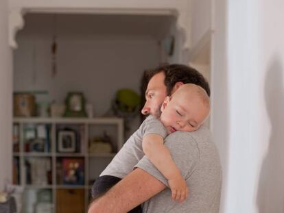 Qué hacer cuando el bebé solo quiere estar en brazos