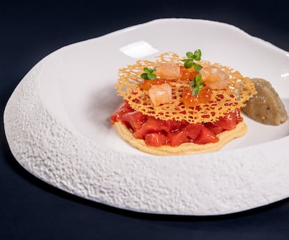 Tartar de lomo con aliño andaluz, humus, crema de berenjena y miel y crujiente de gamba con tratar de gamba roja.