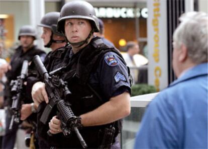 Un policía armado vigila la sede del Citigroup, hoy en Nueva York.