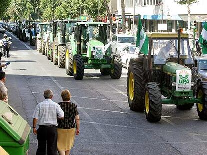 Una caravana de tractores