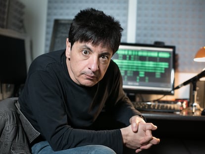 Juan Carlos Ortega, posa en el estudio desde donde trabaja en Barcelona, en 2017.