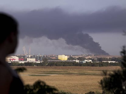 Vista desde San Juan de Aznalfarache del humo provocado por el incendio de la f&aacute;brica de Ybarra.