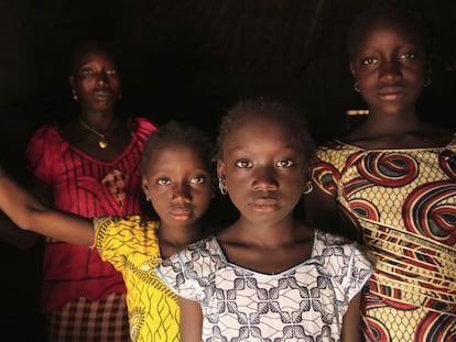 Una mujer y sus hijas en su casa en la localidad de Cambadju, en la regi&oacute;n de Bafata (Guinea Bisau).El pueblo fue el primero en el pa&iacute;s que renunci&oacute; a practicar la ablaci&oacute;n genital.