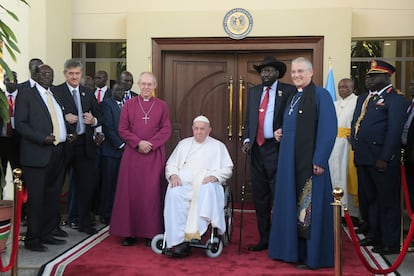 El Arzobispo de Canterbury Justin Welby, el papa Francisco, el Presidente de Sudán del Sur, Salva Kiir, e Iain Greenshields de la Iglesia de Escocia posan para una fotografía en el Palacio Presidencial en Juba, Sudán del Sur, este viernes.