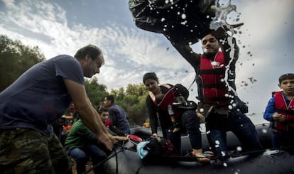 Un grupo de refugiados que proviene de Turquía llega a la isla de Lesbos (Grecia), el 6 de octubre de 2015.