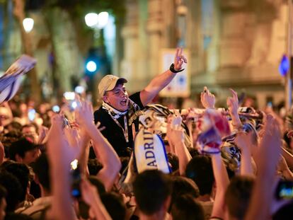 Los aficionados del Real Madrid celebran en Cibeles la victoria de su equipo en la Champions.