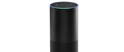 Echo consiste en una torre de color negro con micr&oacute;fono y altavoz que se activa cuando el usuario pronuncia una palabra clave.