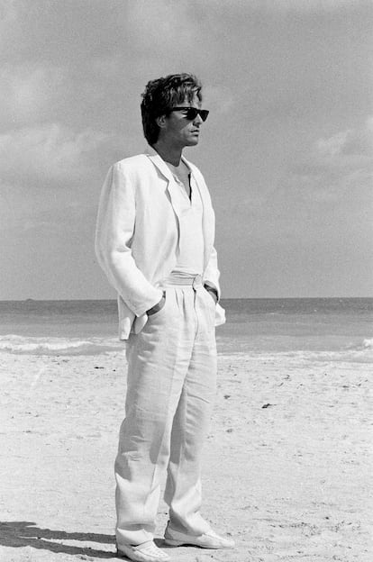 Don Johnson vestido en la playa pero con un traje de lino en 'Corrupcion en Miami'.