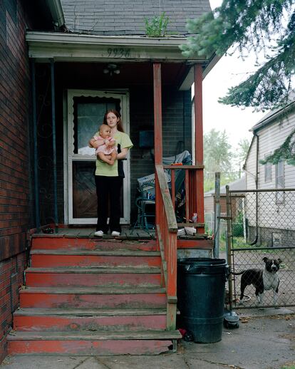 Samantha, de 25 años, con su bebé. Viven en Delroy, un barrio del oeste de Detroit poblado en su día por obreros y que ahora es la zona más contaminada de la ciudad. Está abandonado en su mayor parte.
