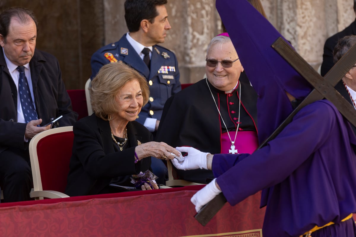 Las imágenes de la reina Sofía junto a sus hijas en la Semana Santa de Cartagena y Murcia