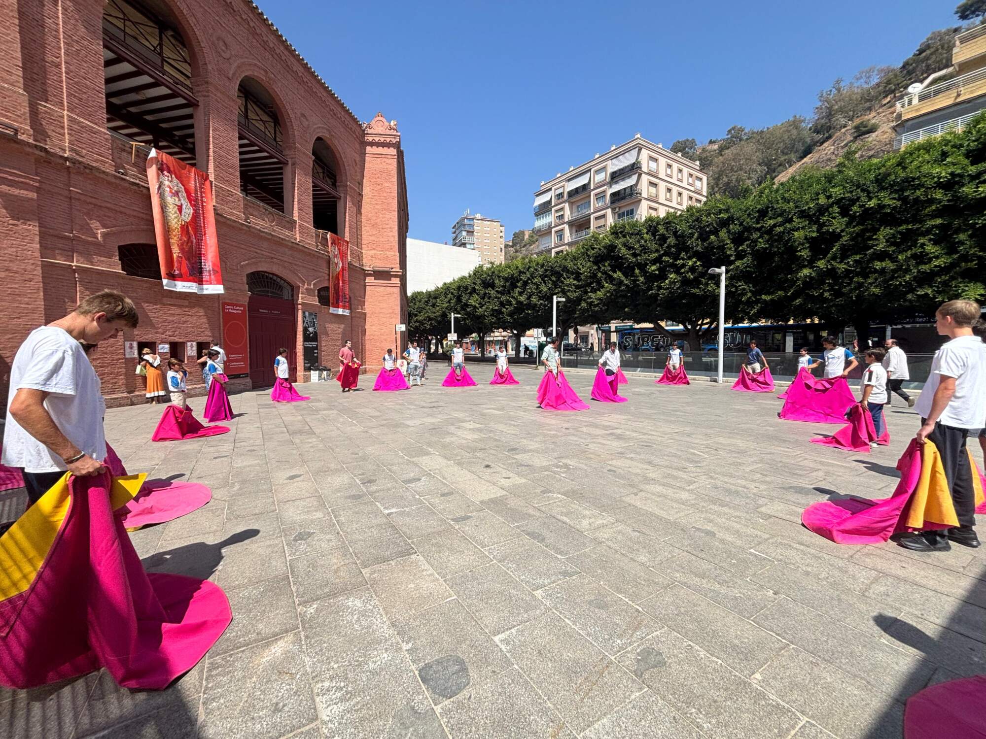 Reciente encuentro entre alumnos de la Escuela Taurina de Málaga y los diestros Pepe Moral y Pablo Páez.