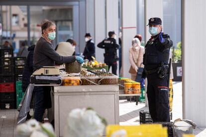 El mercado de productores locales de Vitoria abre de nuevo este jueves entre medidas de seguridad frente al coronavirus, como la distancia entre puestos, el uso de guantes y de gel desinfectante. Ayer el Departamento de Seguridad actualizó los criterios de actuación durante la alarma sanitaria por el coronavirus en los que se permitía la celebración de mercados y ferias semanales de venta directa de alimentos y productos agrícolas y ganaderos manteniendo determinadas pautas sanitarias, pero se mantenía la suspensión temporal de las ferias de productos agropecuarios que tengan un carácter socio-recreativo en los municipios vascos.