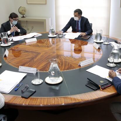 GRAF4633. MADRID, 14/09/2020.- El presidente del Gobierno, Pedro Sánchez (c), preside la reunión del Comité de Seguimiento del coronavirus, a la que asiste el ministro de Sanidad, Salvador Illa (3i), este lunes en el Complejo de la Moncloa. EFE/ J. M. Cuadrado / Moncloa Pool SÓLO USO EDITORIAL? NO VENTAS? NO ARCHIVO