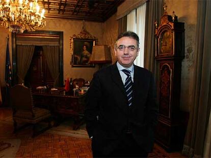 El presidente de Navarra, Miguel Sanz, en su despacho de la sede del Gobierno foral.