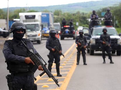 Policías vigilan las carreteras de Guanajuato.