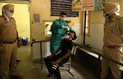 Un sanitario realiza una prueba de covid a las afueras de Amritsar, este lunes. En total, 10 de las 36 regiones del país, entre las que se encuentra la occidental Maharashtra, Nueva Delhi, o el sureño Karnataka, acaparan el 73,8% de las nuevas infecciones diarias