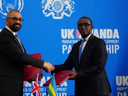 British Home Secretary James Cleverly and Rwandan Minister of Foreign Affairs Vincent Biruta sign a new treaty, in Kigali, Rwanda, December 5, 2023.
