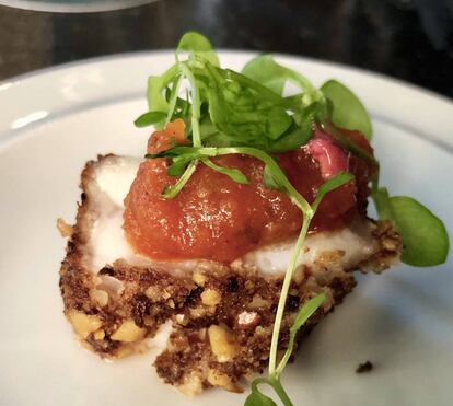 MERO EN COSTRA DE SETAS Y NUECES CON TAMARILLO Y MAHONESA DE SRIRACHA DE MARIO SANDOVAL / CAPEL