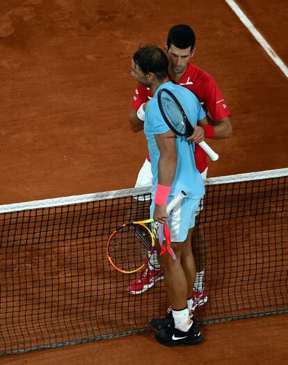 Rafael Nadal (à direita) é felicitado por Novak Djokovic neste domingo, 11 de outubro, após conquistar seu 13º título en Roland Garros.