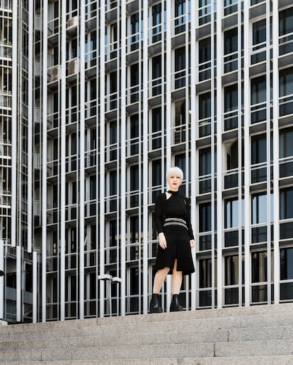 Zafra, ante uno de los edificios de la zona de Torre Picasso, en Madrid.