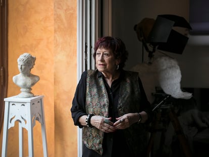 Pilar Aymerich, en el estudio de su casa en Gràcia.