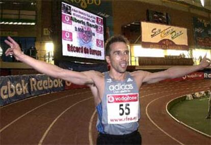 Alberto García, feliz, tras batir en Sevilla el récord europeo de los 3.000 metros bajo techo.