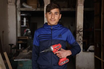 Shahab Al Din perdió a su padre al comienzo de la guerra en Siria. A sus 14 años, trabaja gratis en la zona industrial de Idlib, porque está aprendiendo el oficio de carpintero.