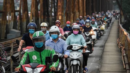 El puente de Long Bien lleno de motoristas con mascarilla.