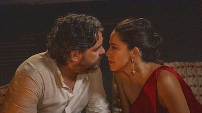El actor Martín Altomaro y Ana Claudia Talancón durante una escena de la película 'Soy tu fan'.