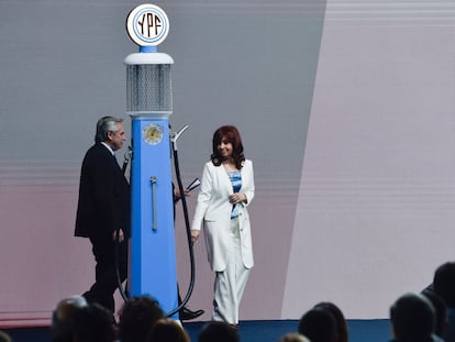 El presidente de Argentina, Alberto Fernández, y su vicepresidenta, Cristina Kirchner, participan de la conmemoración del centenario de la petrolera estatal YPF, el 3 de junio de 2022 en Buenos Aires.
