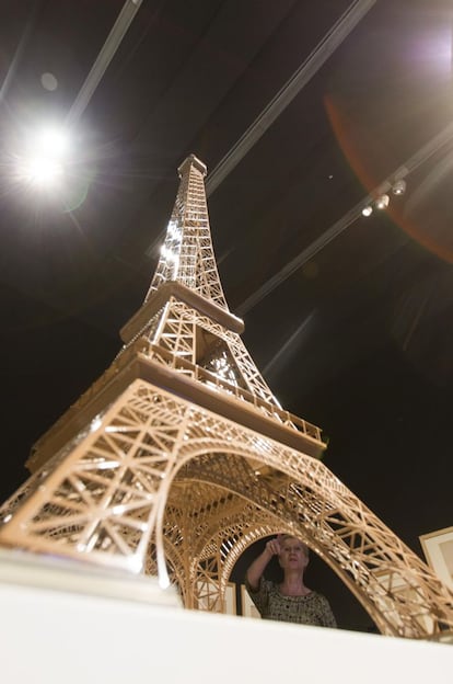 Uno de los comisarios de la muestra, Robert Dulau, conservador jefe de Patrimonio en Francia, explica que uno de los "momentos importantes de la historia" y "una demostración del saber hacer y la técnica" es la construcción de la torre Eiffel, "edificio simbólico que sigue siendo muy importante".