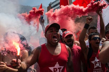 Os petistas enxergam uma campanha contra Lula promovida pela Rede Globo. Neste domingo, um dos cartazes apontava a emissora como "pivô do glope".