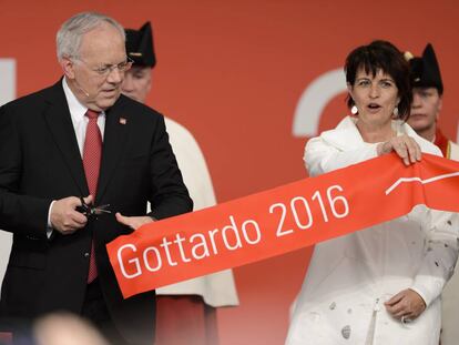 El presidente de Suiza Johann Schneider-Ammann y la ministra Doris Leuthard durante la ceremonia de inauguraci&oacute;n del T&uacute;nel de San Gotardo el pasado 1 de junio.