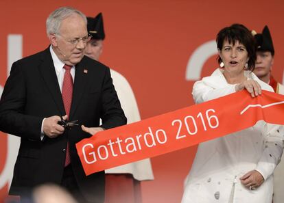 El presidente de Suiza Johann Schneider-Ammann y la ministra Doris Leuthard durante la ceremonia de inauguraci&oacute;n del T&uacute;nel de San Gotardo el pasado 1 de junio.