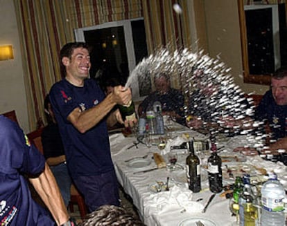 Óscar Freire, tras descorchar una botella de champaña durante la fiesta que la selección española celebró anoche en el hotel de concentración.