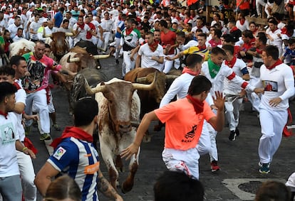 La calle de Estafeta fue un día más una magnífica pista de atletismo en la que se produjeron vistosas carreras, y muchas, muchísimas caídas de mozos que se estorban y compiten entre ellos para sentir el calor de los astifinos pitones o tocar el pelo de los toros. 