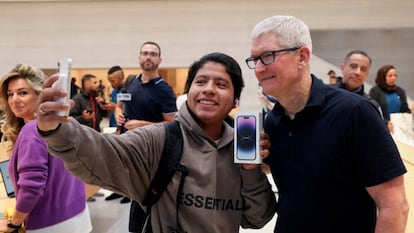 Un cliente se hace un selfi con Tim Cook en la Apple Store de la Quinta Avenida de Nueva York, en septiembre.