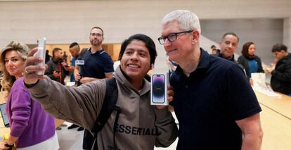 Un cliente se hace un selfi con Tim Cook en la Apple Store de la Quinta Avenida de Nueva York, en septiembre.