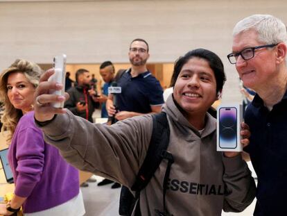 Un cliente se hace un selfi con Tim Cook en la Apple Store de la Quinta Avenida de Nueva York, en septiembre.