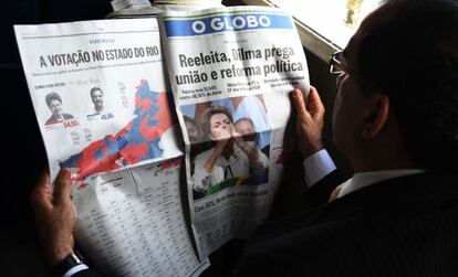 Un home llegeix un diari brasiler.