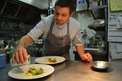 El chef Enda McEvoy en la cocina del Aniar.