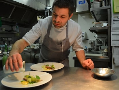 El chef Enda McEvoy en la cocina del Aniar.