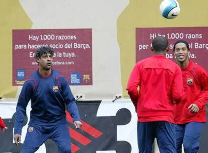 Ronaldinho y Eto&#39;o se pasan el balón ante Rijkaard en el entrenamiento del Barça.