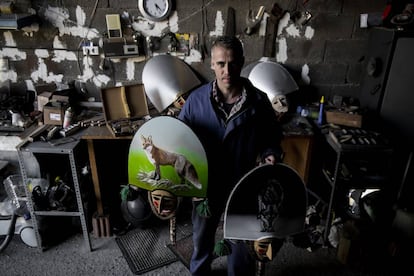 Marcos &Aacute;lvarez, en su taller.