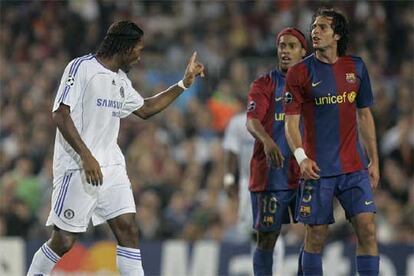 Drogba se encara con Motta y Ronaldinho.