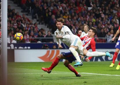 El defensa del Real Madrid Sergio Ramos cae al suelo tras una jugada.