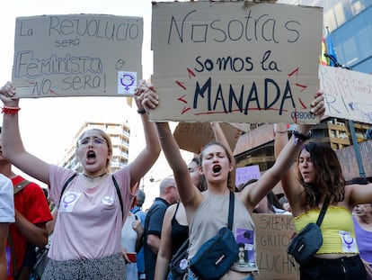 Concentración en Valencia en protesta contra  de la puesta en libertad de los miembros la manada.