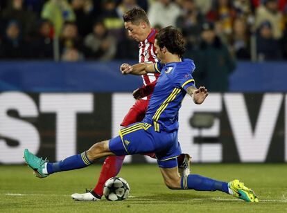 El jugador del Atlético de Madrid Fernando Torres (i) disputa el balón con César Navas (d) del FK Rostov.