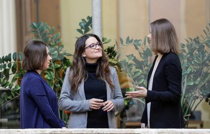 La vicepresidenta de la Generalitat, M&oacute;nica Oltra, con las ajedrecistas Anna Muzychuk (derecha) y su hermana Mariya Muzychuck, este jueves.