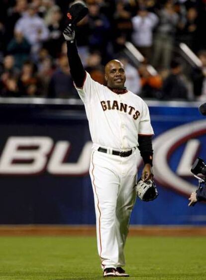 Bonds celebra su récord.